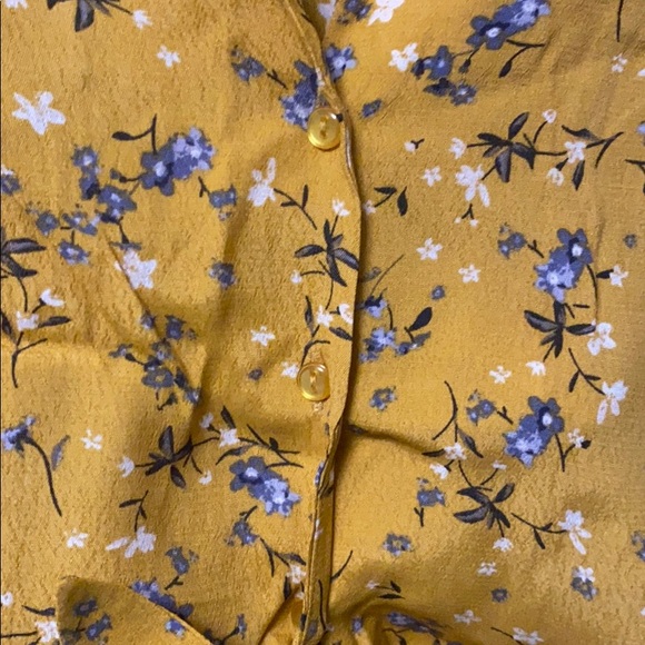 Dynamite Floral Blouse - Picture 4 of 5